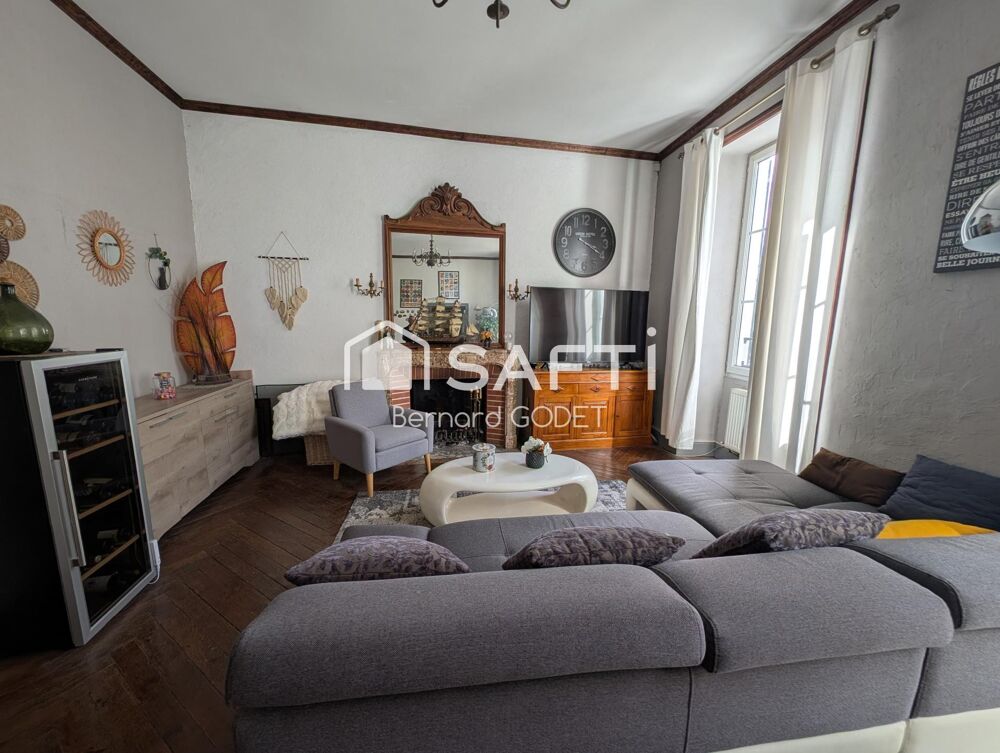 Vente Maison Maison de caractère rénovée + studio locatif en centre-ville. Ruffec
