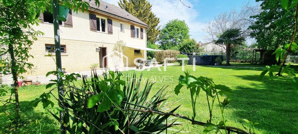 Maison 4 chambres avec sous sol et parc arboré.