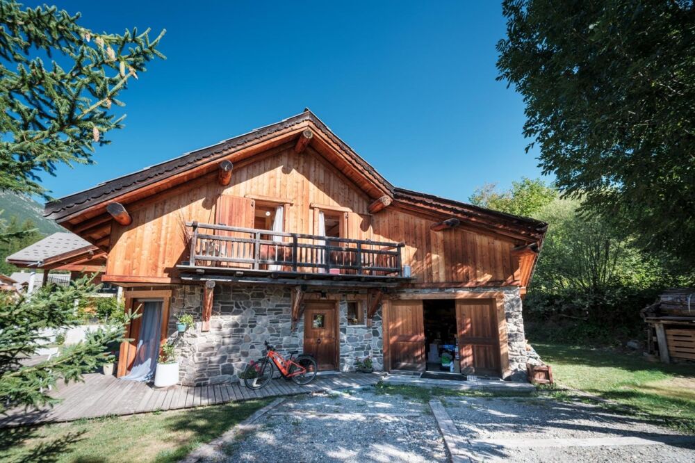 Vente Maison Parement en pierre, bois et lumière au cœur des Alpes La salle-les-alpes