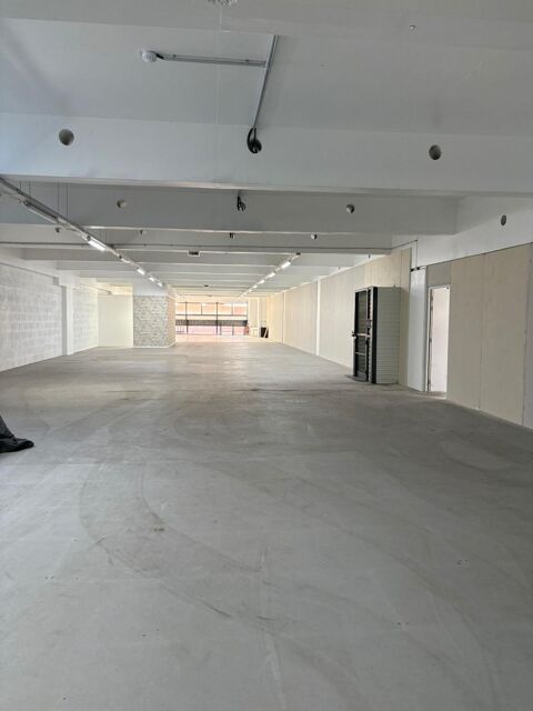   A Vendre Local Commercial de 1833 m² 