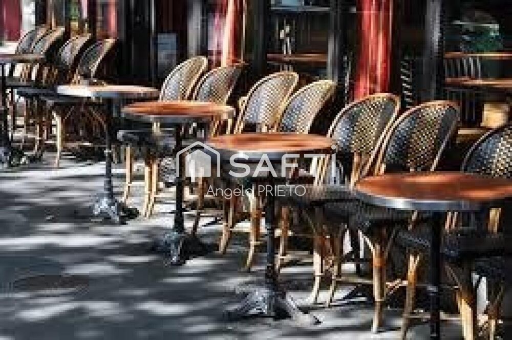   Restaurant Licence 4 sur une place avec terrasse 