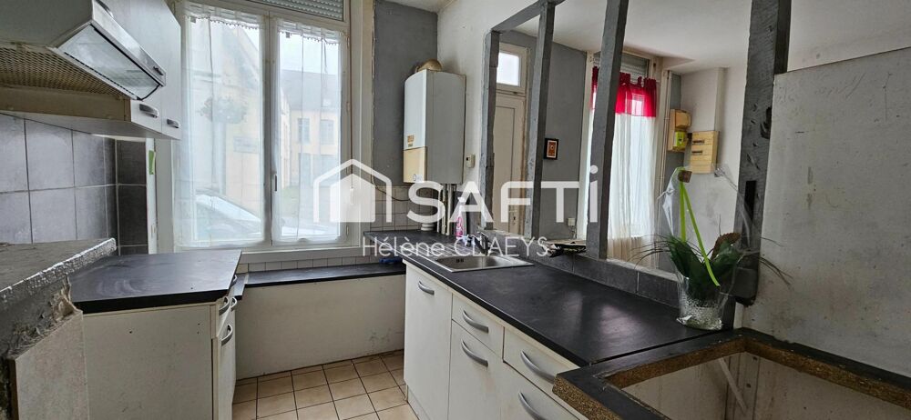 Maison de ville a rénovée, 1 pièce de vie, 2 chambres, 1 bureau, 1 salle de bains et 1 courette. Ideal premier achat ou investis