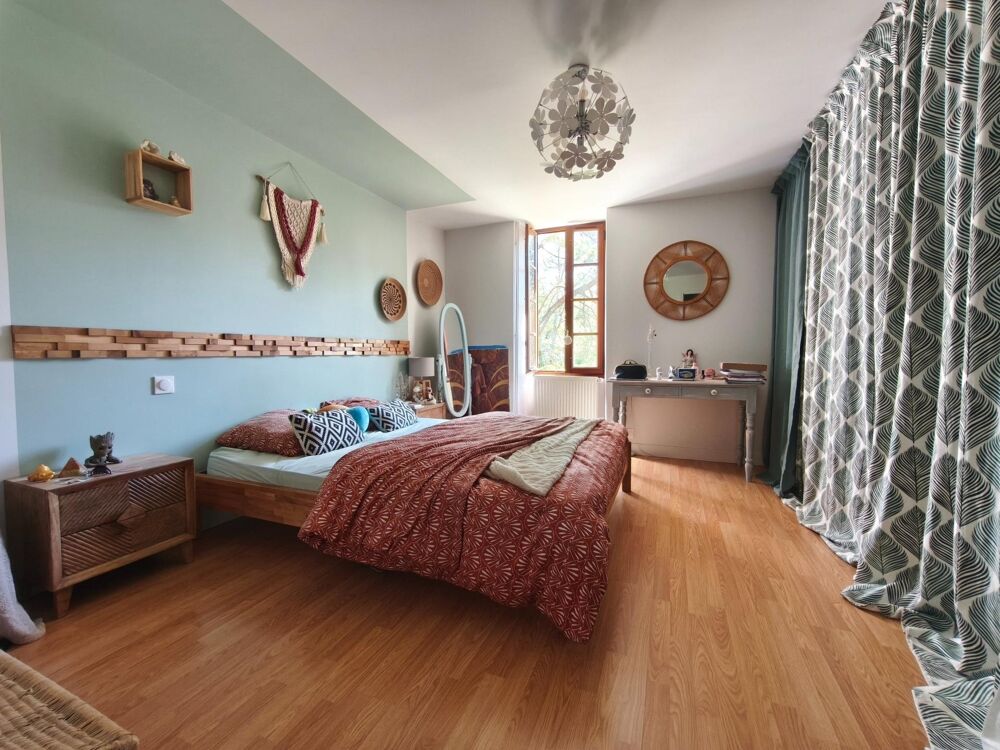 Maison en pierre sans vis à vis + garages + jardin