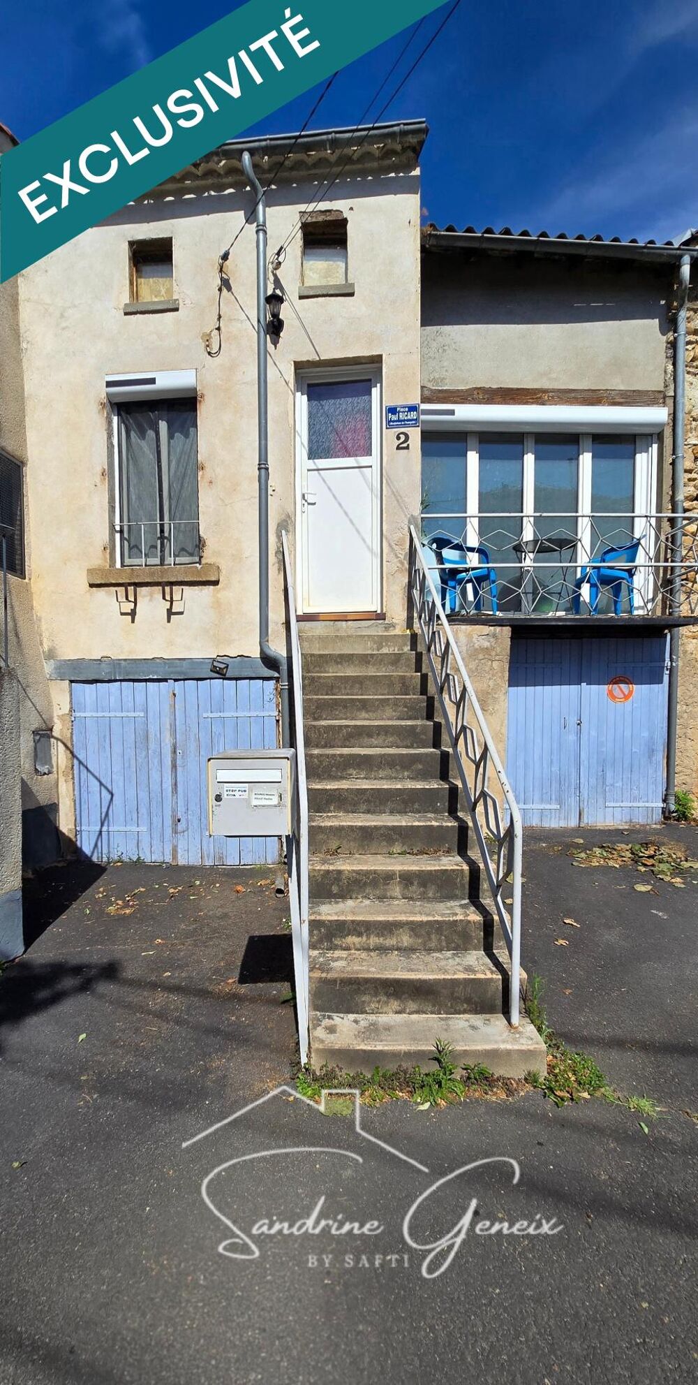 Maison de bourg avec balcon et dépendances