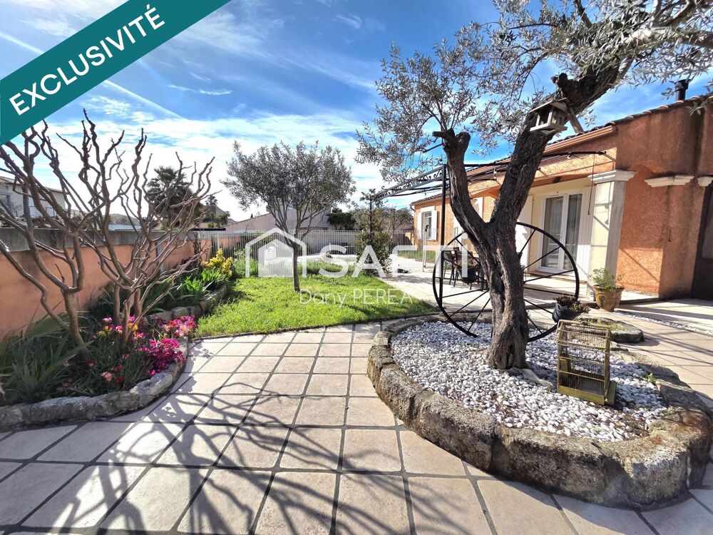 Villa avec piscine, jacuzzi, jardin et garage.