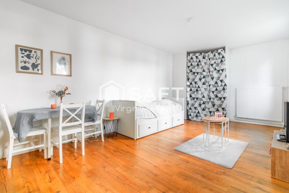 STUDIO de charme, RÉNOVÉ, de 32m2, CARREZ, AVEC GRANDE CAVE, à Maurepas, en zone piétone, au calme et proche de toutes commodité