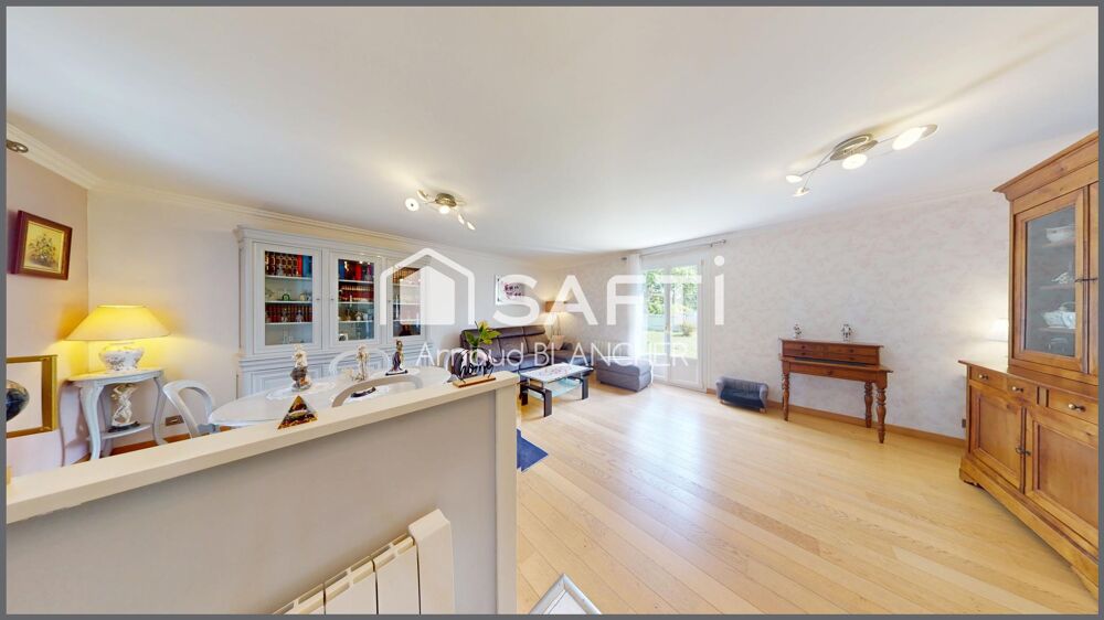 Pavillon plain-pied, trois chambres + bureau, salle de bain, garage, jardin.