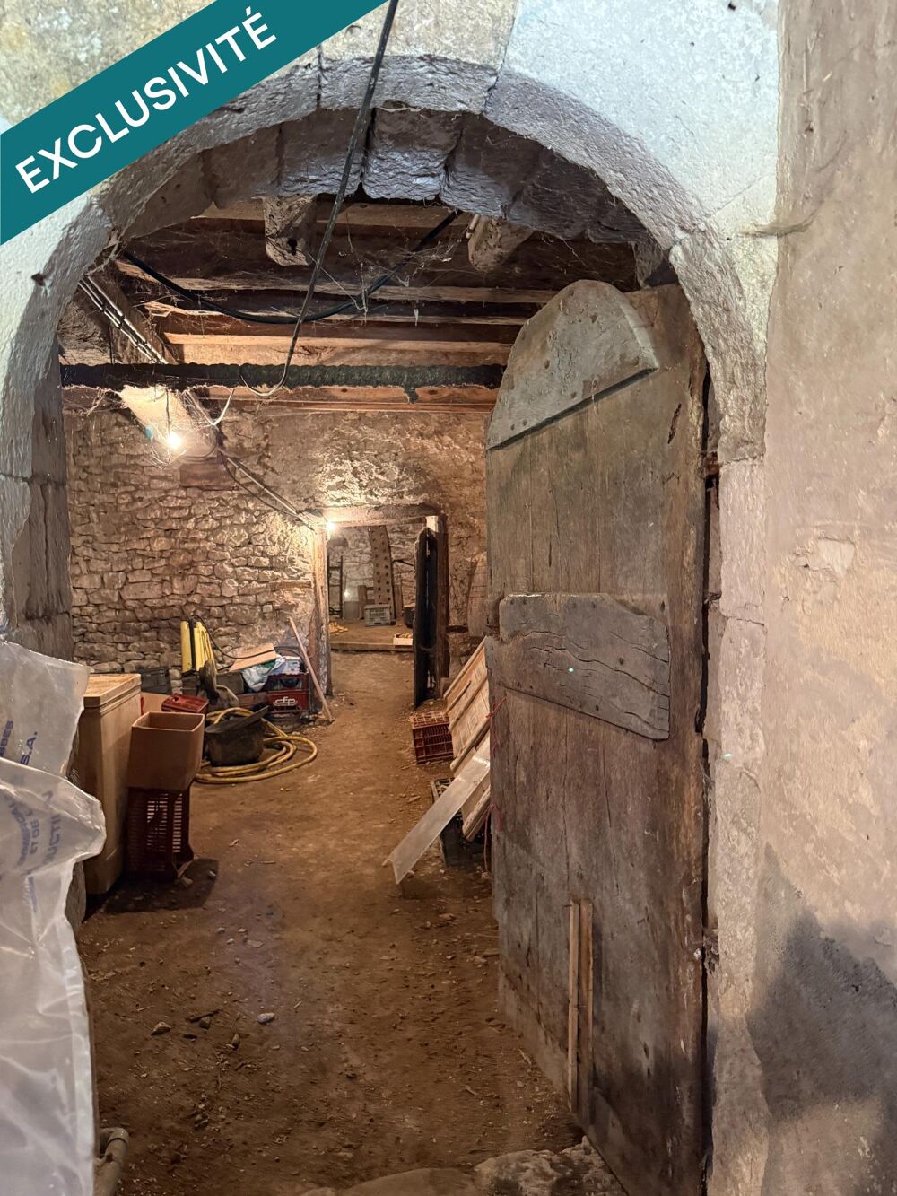 Ancienne Maison en pierre sur cave avec petites dépendances