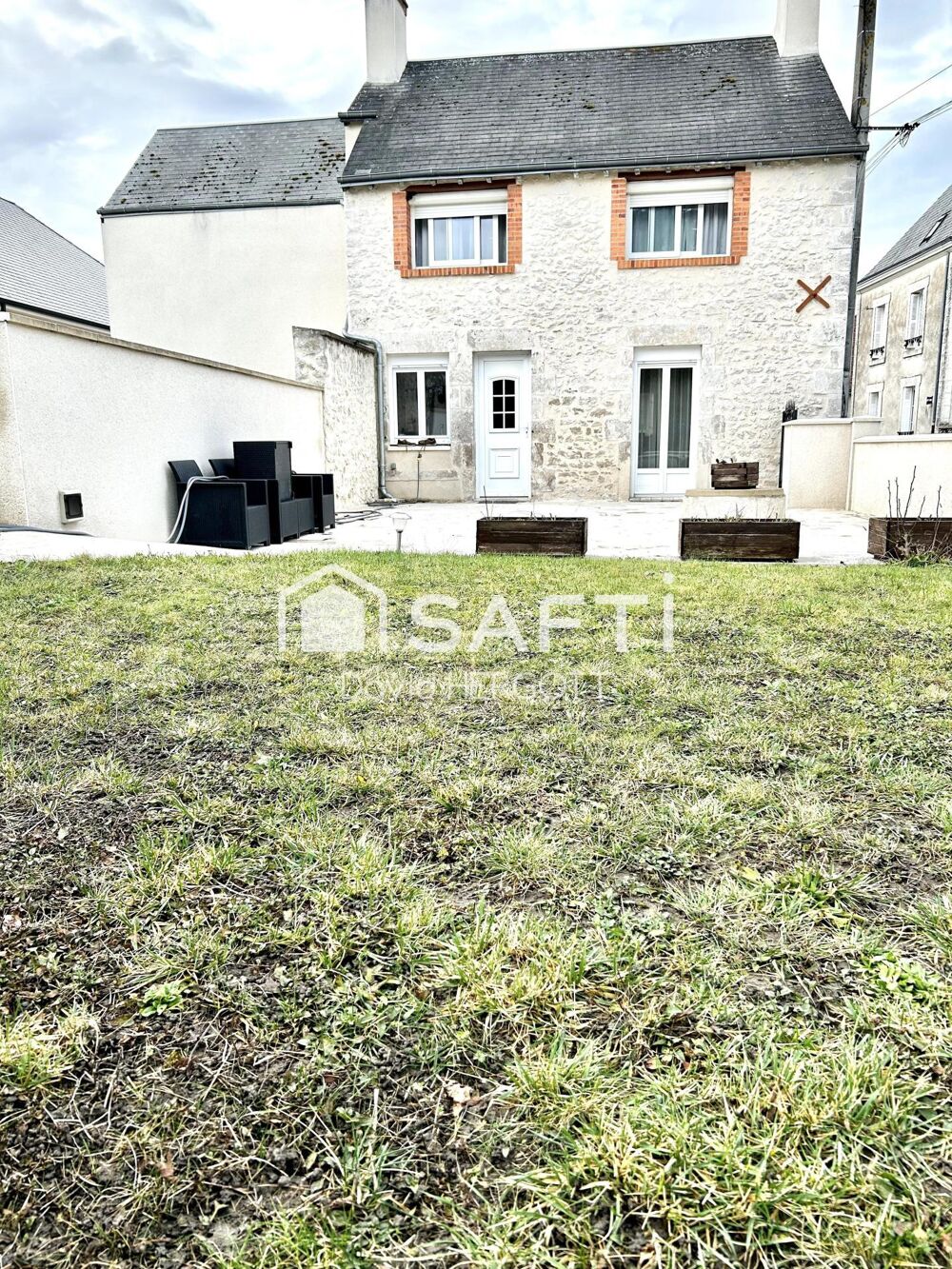 Propriété composée de deux logements  1052 m² de terrain clôturé