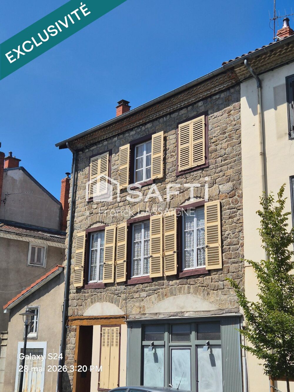 Ensemble immobilier avec cour intérieure et garage