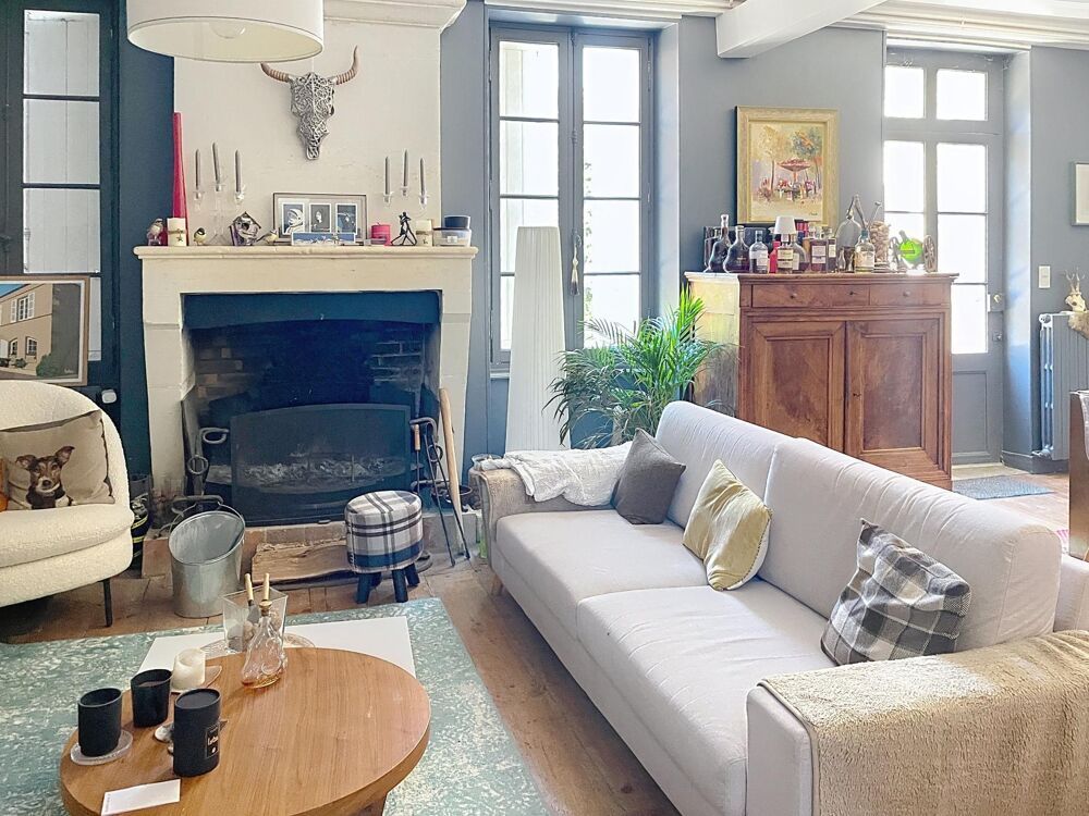 Vente Maison A Chassors, grande maison de charme avec garage,piscine, jardin clôturé. Chassors