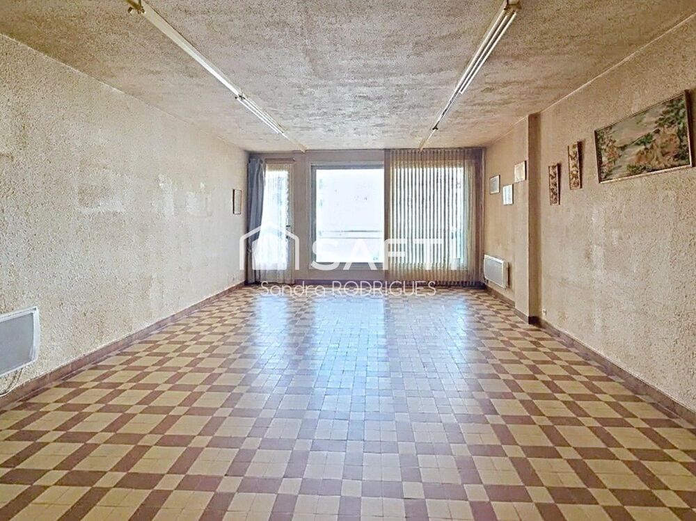 Maison mitoyenne 144m² à rénover avec jardin proche toutes commodités à pied.
