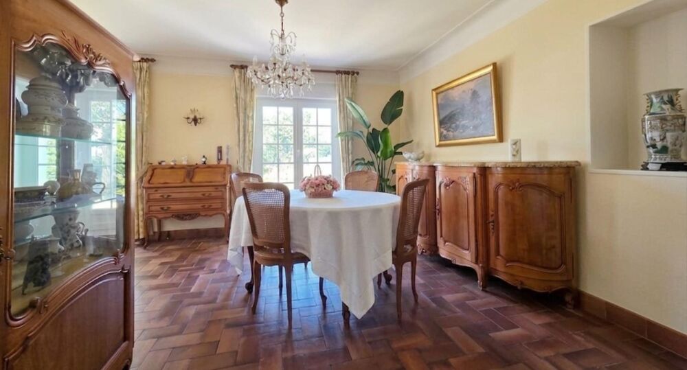 Le calme d'une impasse, le confort d'une maison familiale.