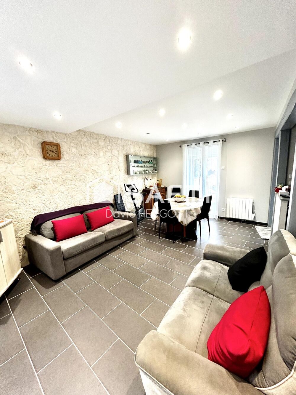 Propriété composée de deux logements  1052 m² de terrain clôturé