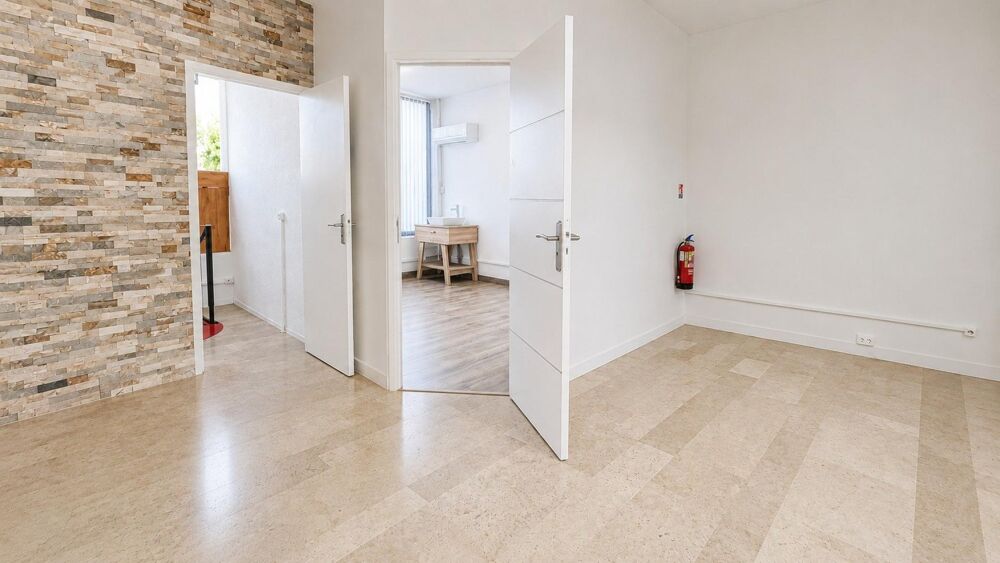   Local professionnel en duplex 70 m² avec garage 