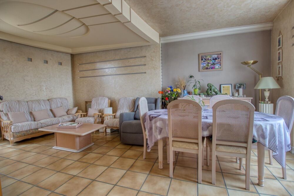 Maison de ville avec de nombreuses dépendances et jardin
