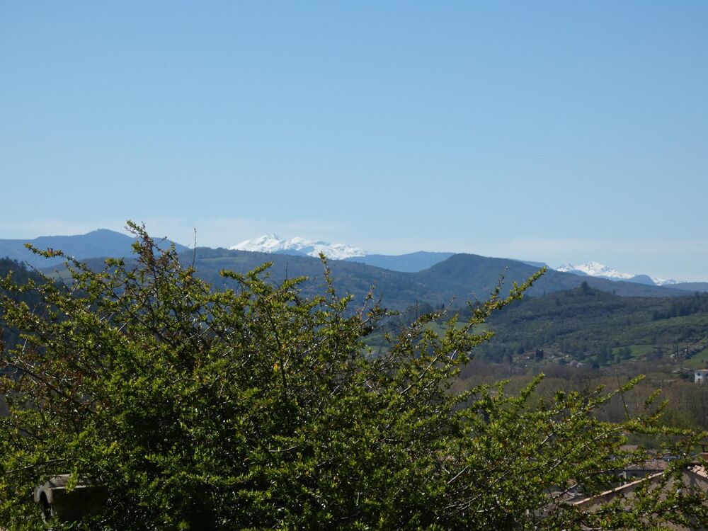 Villa T4 d'environ 90m² avec garage et gite T2 en rez-de-chaussée, terrasse bois avec vue dégagée sur les Pyrénées.