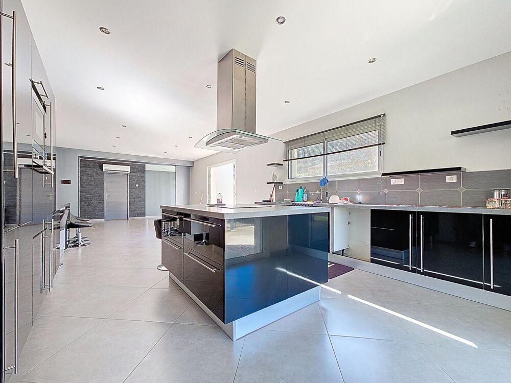Une maison contemporaine aux volumes généreux, dans un quartier résidentiel recherché, avec piscine et prestations modernes.