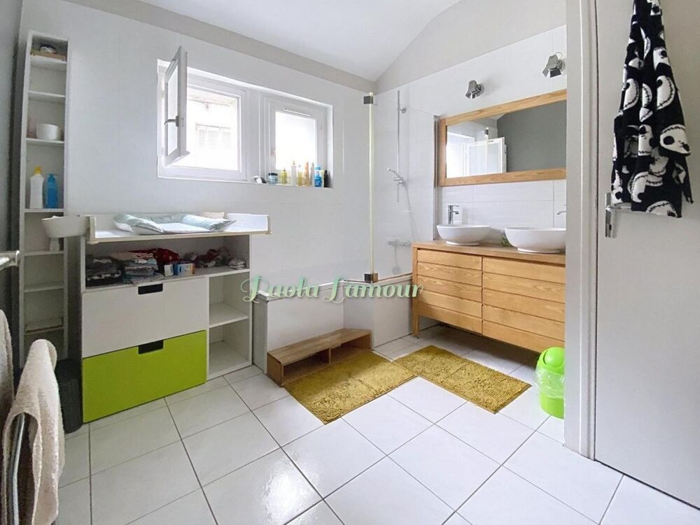 Belle maison de ville à proximité des commerces et services