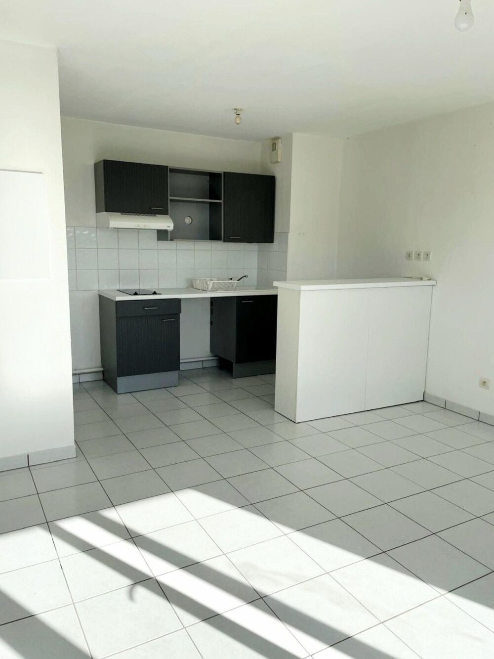 T2 - Dernier étage, balcon sud, piscine, parking