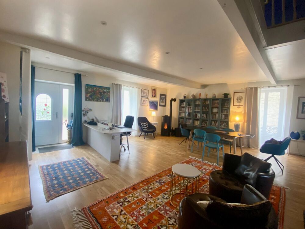 Maison entièrement restaurée avec double garage, piscine, 5 chambres, bel espace en rez- de- jardin entièrement carrelé
