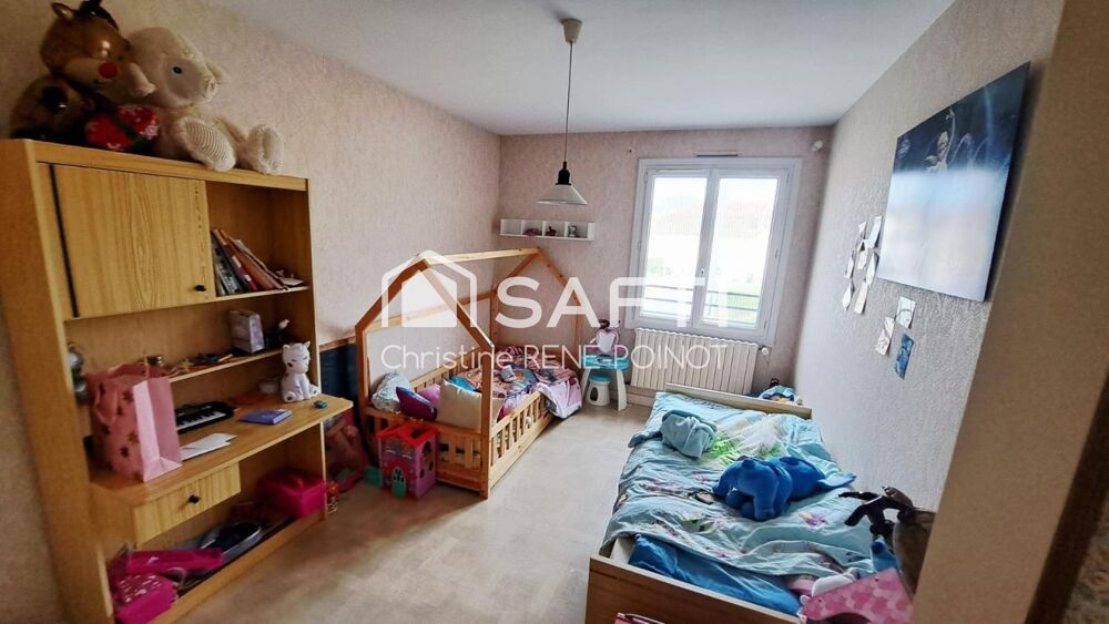 Vente Maison Située à Prahecq, cette maison charmante bénéficie d'un emplacement idéal à proximité des commerces et des écoles, offrant un ca Prahecq