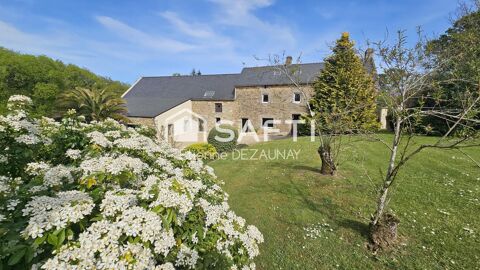 Dans un &eacute;crin de nature, magnifique propri&eacute;t&eacute; pour r&eacute;ception et 3 chalets ind&eacute;pendants nich&eacute;s dans un bois. 1564800 56250 Saint-nolff