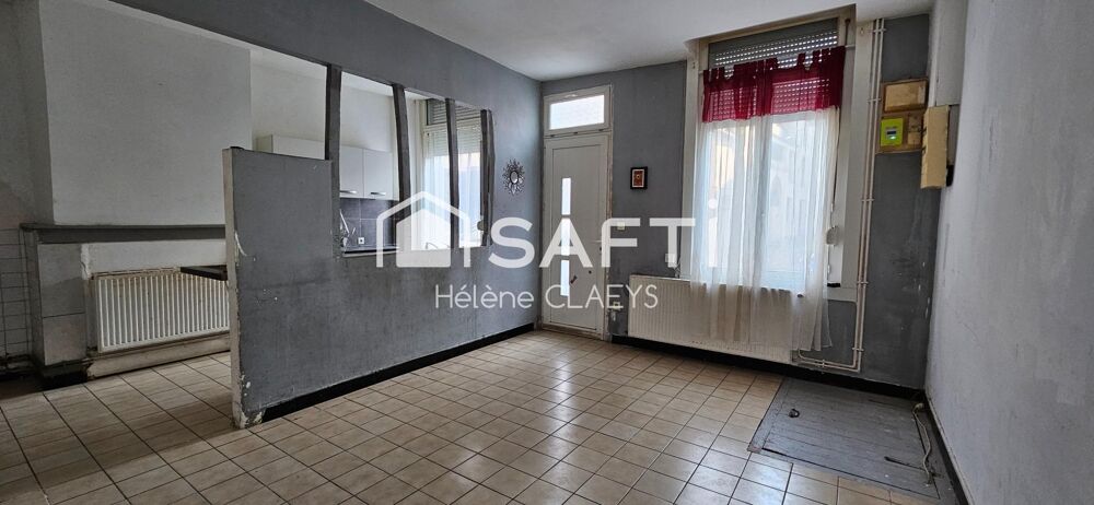 Maison de ville a rénovée, 1 pièce de vie, 2 chambres, 1 bureau, 1 salle de bains et 1 courette. Ideal premier achat ou investis