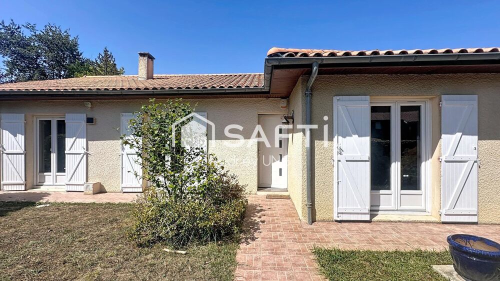 TRESSES  Maison familiale avec une grande piscine et une parcelle de 885 m²