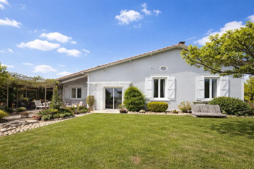 Maison rénovée avec studio indépendant, grand hangar et vue dominante