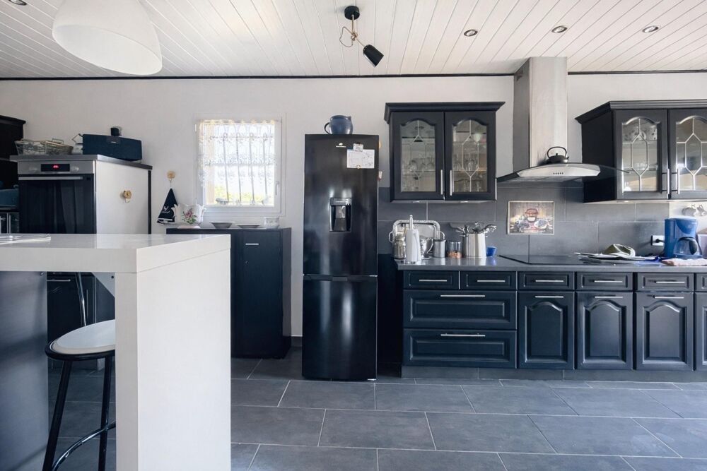 Plain-pied familial, 4 chambres, piscine et double garage : le calme sans compromis.