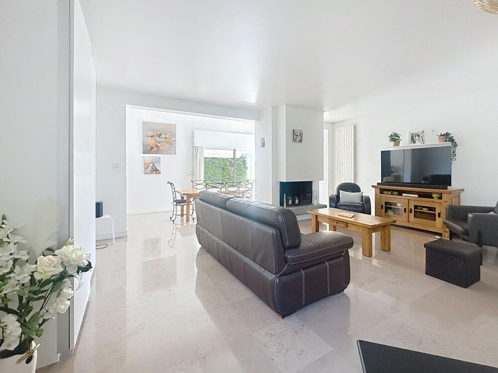Superbe propriété de 271 m2 habitable ,salle de cinéma équipée , proche du centre de Cahors