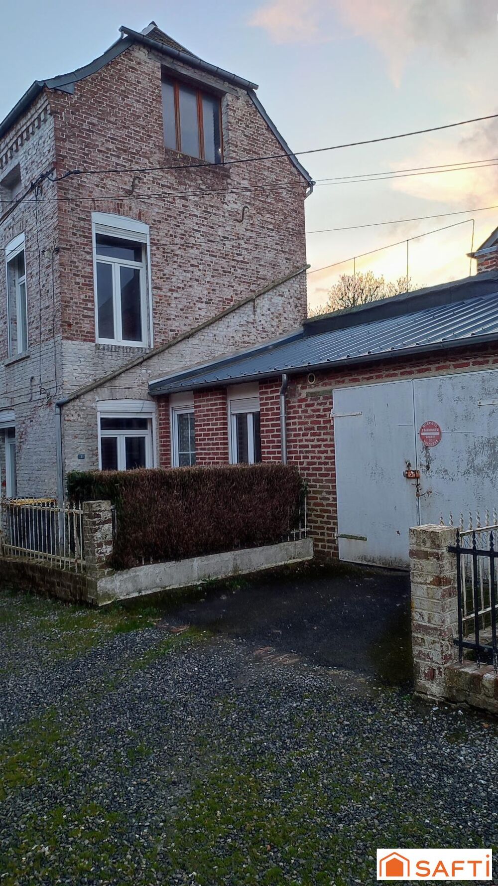 Maison mitoyenne avec travaux à réaliser, idéale pour famille ou investisseur.