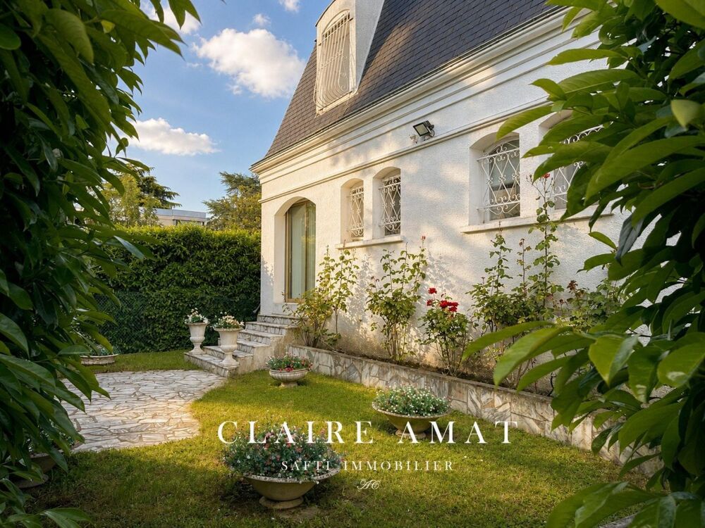 Élégante Mansard baignée de lumière, au charme raffiné et aux inspirations dun véritable palais de glaces.