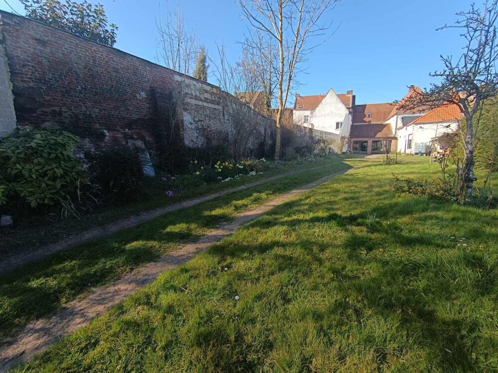 MAISON VOLUMINEUSE EN CENTRE VILLE 6 CHAMBRES AVEC JARDIN ET DEPENDANCE