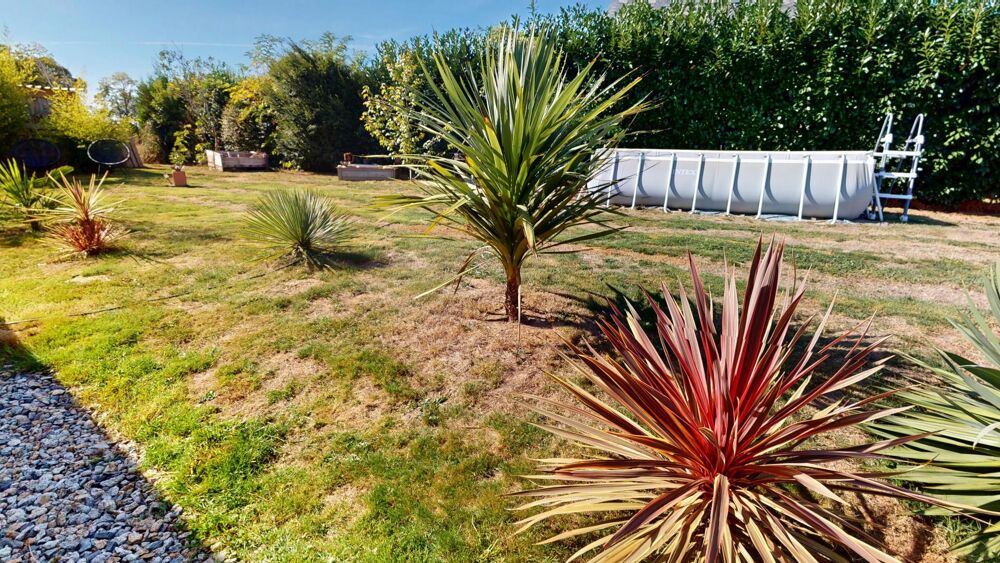 Bâtisse en pierre de 86 m², avec véranda, garage et joli jardin de 741 m² ave piscine hors-sol.
