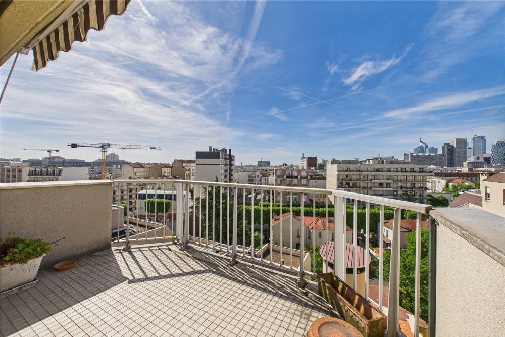 Vente Appartement 4/5 pièces en dernier étage avec terrasse, balcon, cave et parking. À rénover. Courbevoie