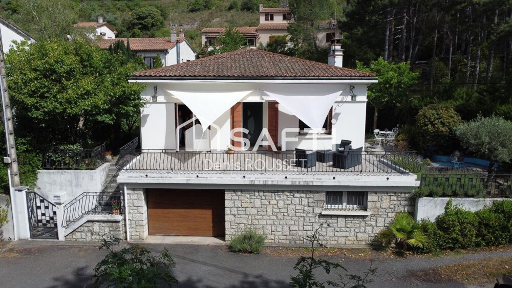 Charmante villa rénovée T4 de 100m² avec grand garage en rez-de-chaussée, grande terrasse avec vue dégagée et jardin.