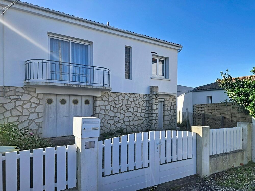 Quartier du stade à 10minutes de la plage au calme maison familiale avec grand garage et beau potentiel