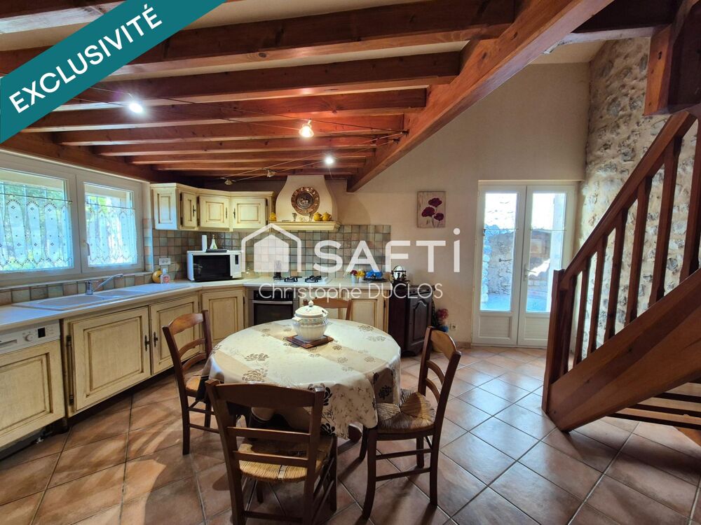 Maison de village avec terrasse et cave.