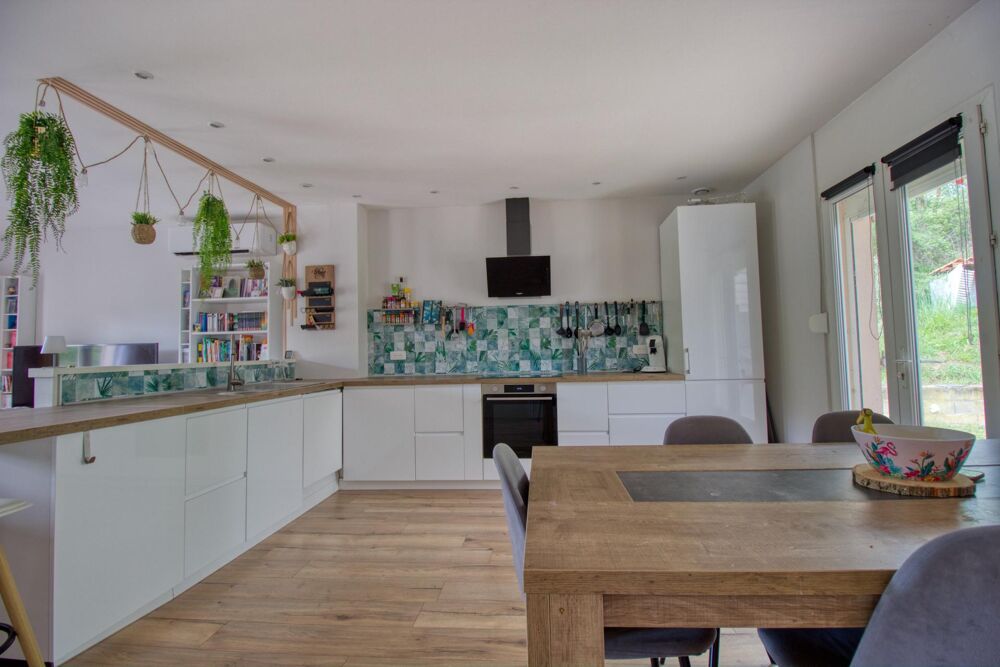 Maison de plain-pied 156m2 avec sous-sol complet, grand jardin et piscine hors sol au calme!