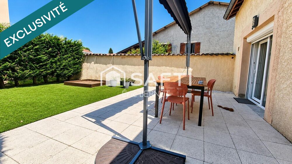 Maison au centre , maison de village avec extérieur .