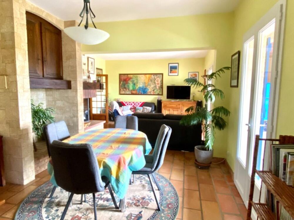 Villa avec terrain, piscine et dépendances
