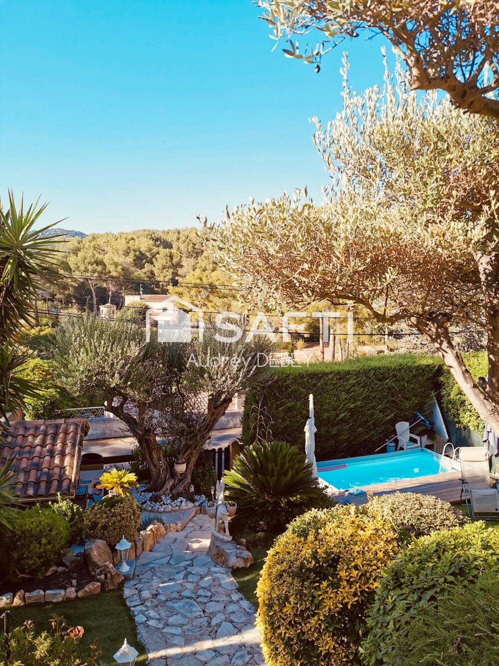 Vente Maison MAS DE CHARME AVEC JARDIN PISCINE DEPENDANCE ET GARAGE À QUELQUES PAS DE LA MER Sanary-sur-mer
