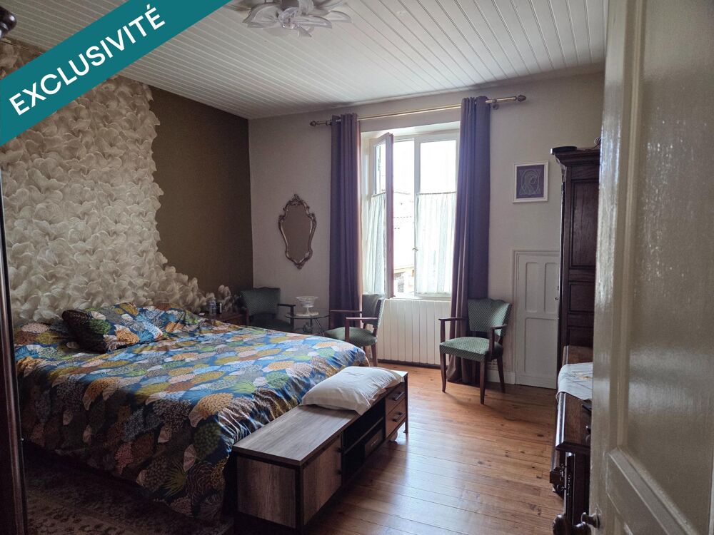 Maison d'habitation de 150 m² élevée partie sur cave, comprenant en rez-de-chaussée une entrée, un sas desservant un salon, une