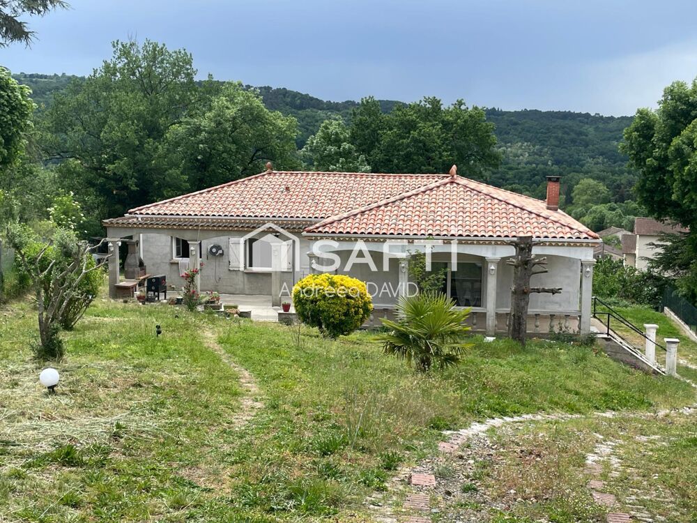 Belle maison située sur les hauteurs prisées de Roquecourbe avec une vue dégagée sur le village.