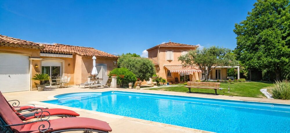 Bien rare sur le secteur ! Vue dégagée sur le Mont Ventoux, aucun vis-à-vis, piscine, garage et terrain de 2 136 m². Une villa d