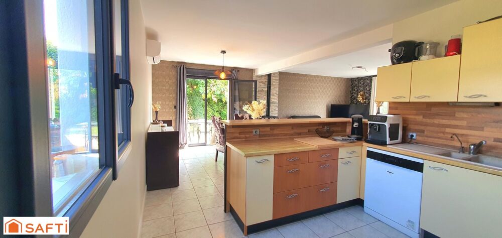 MAISON AVEC DOUBLE GARAGE , BEAU TERRAIN de 1200 m2 , COURS EN ENROBÉS .
