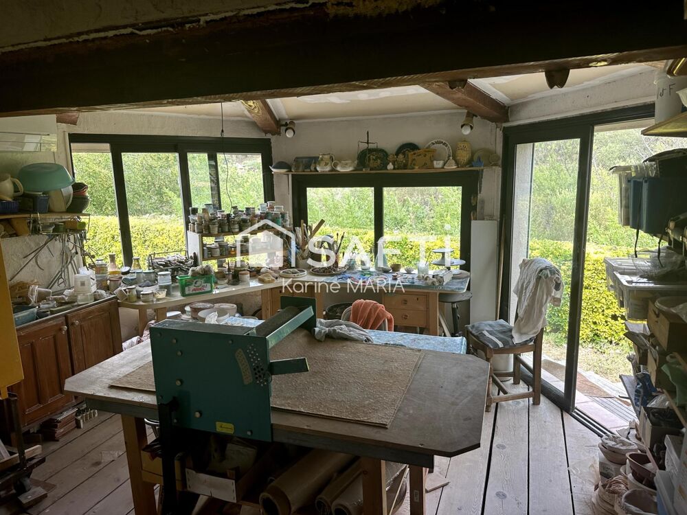Vente Maison 13400 - AUBAGNE - Propriété de 242 m2 sur un terrain plat de 4643 m2 avec dépendances, piscine et garage Aubagne
