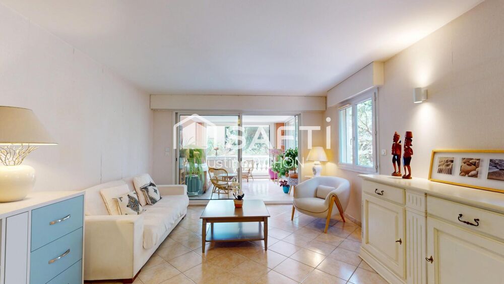À vendre  Appartement T3 de 98 m² avec terrasse fermée, parking et cave  Proche des plages et du centre-ville